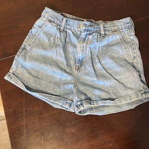 American Eagle Mom Short  Blue Jean Shorts Size 2 Cuffed Pleated Light Wash